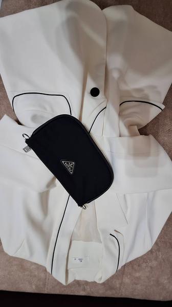 Белый стильный пиджак