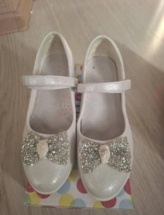 Продам детские туфли