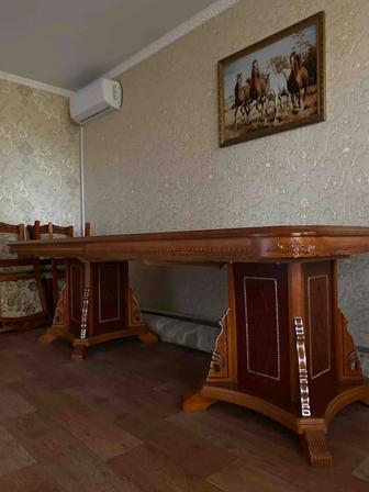 Продам большой стол с комплектом стульев