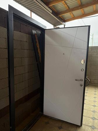 Железная дверь в отличном состояний