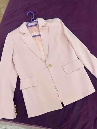 Продаю костюм