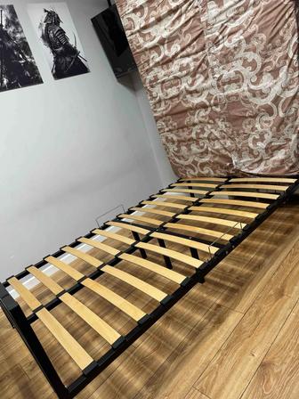 Продам кровать с матрасом