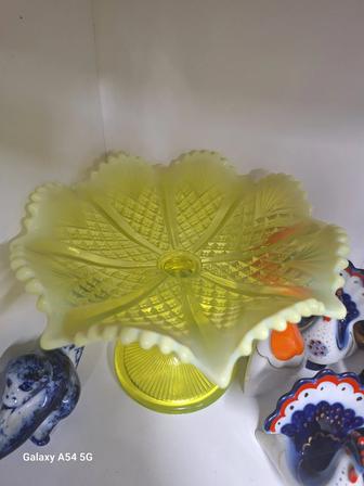 В наличии очень красивая и редкая фруктовница из уранового стекла!!! Автор