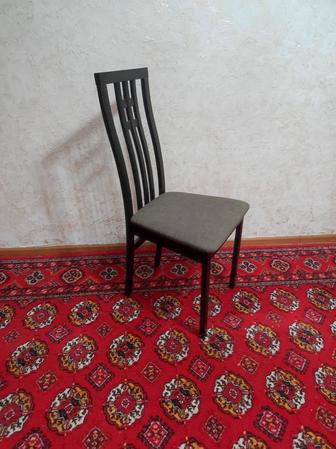 Стол и стулья для гостиной