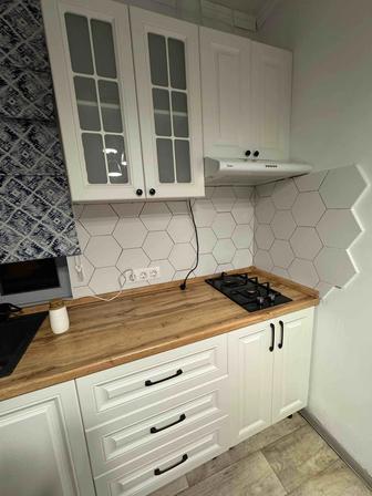 Кухонный гарнитур с вытяжкой и плитой