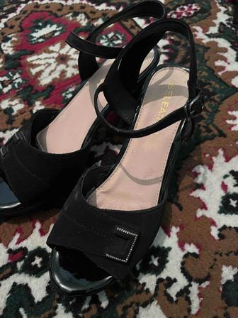 Продаю босоножки