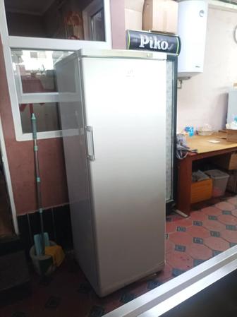Продам холодильник Индезит морозильник б/у