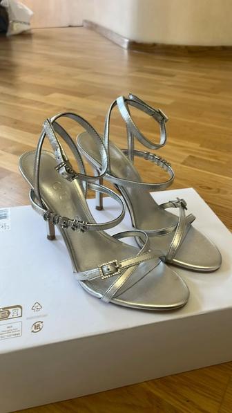 Каблуки Guess в идеальном состоянии