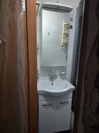 Продам раковину с тумбой и зеркалом б/у