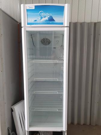 Продается витринный холодильник.