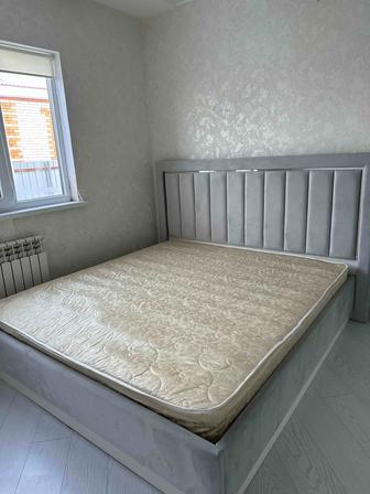 кровать двух спальная с матрасом