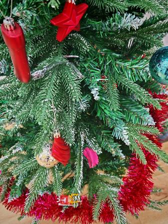 Елка, игрушки, мишура