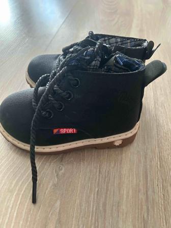 Продам детские ботинки размер 23
