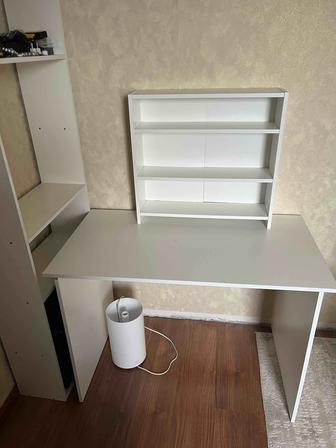 Компьютерный стол и полки
