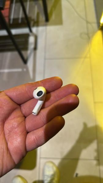 Продам рабочий наушник air pods3 левый