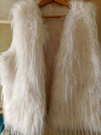 Жилет . меховая безрукавка.