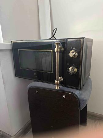 Продам микроволновую печь Electrolux
