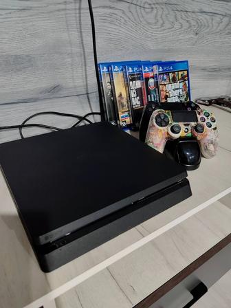 Продам PS4 Slim 1 ТБ в отличном рабочем состоянии