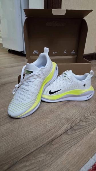 Продам мужские кроссовки Nike