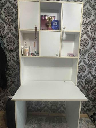 Продам не большой шкаф угловой тенмное дерево , очень вместимый.