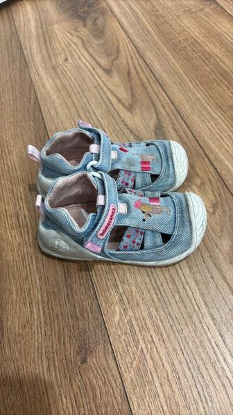 Продам детские сандали для девочки