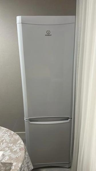 Продам б/у холодильник индезит, морозильник работает, а холодильник нет.