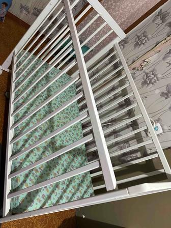 Детская кроватка и постельные принадлежности