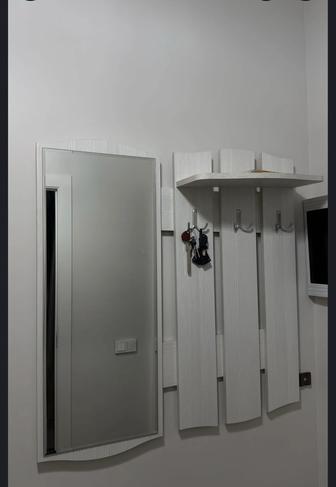 Мебель для прихожей-вешалка и пуфик