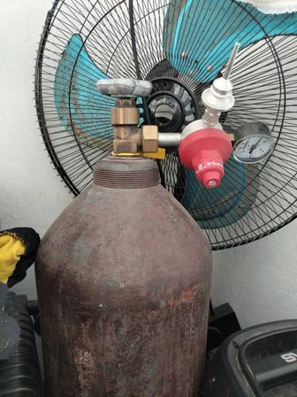 Гелий баллон с редуктором на половину полный
