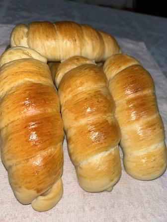 Выпечка самса, сосиска, лакомка, блины.