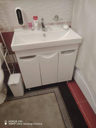 Продам зеркало и раковину с тумбой.