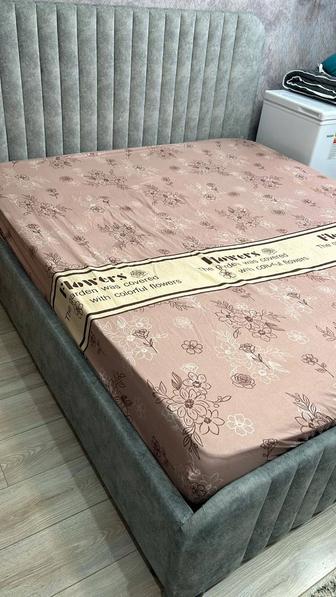 Продам кровать с матрасом почти новый 180х200 см.