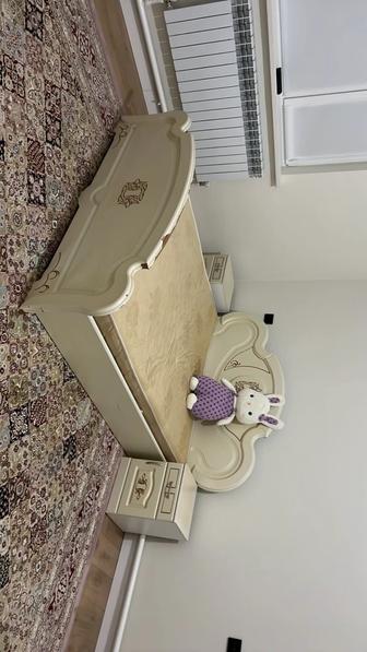 Двухспальная кровать с матрасом и двумя тумбами