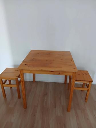Кухонный стол и 2 табурета ikea