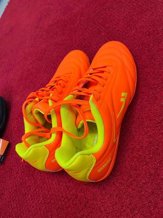 Продам бутсы сороконожки 40 размер от бренда warrior абсолютно новые.