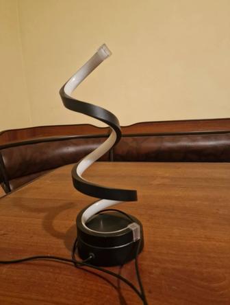 Продам декоративный, настольный светильник, сделан из пластика