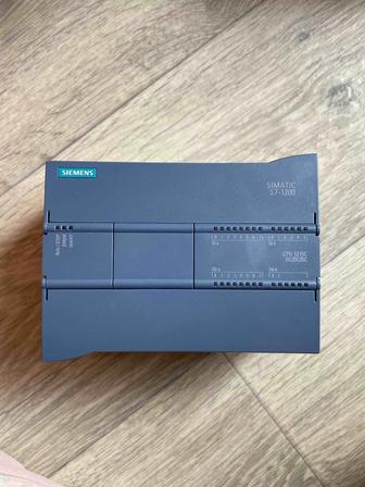 программируемый логический контроллер (PLC) Siemens SIMATIC S7-1200.