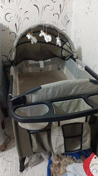 Продаётся кравать манежъ продоётся за 35 000 теңге торг уместин новая неисп