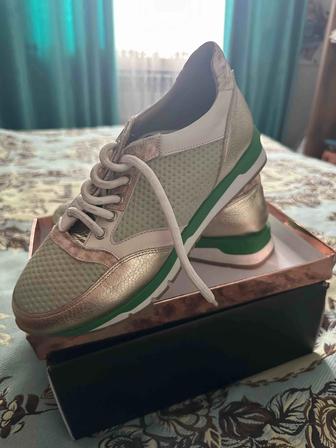 Женские кроссовки