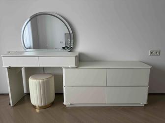 Туалетный столик с комодом и зеркалом