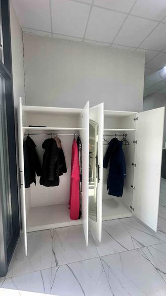 Продам шкаф в отличном состоянии с зеркальными дверцами.