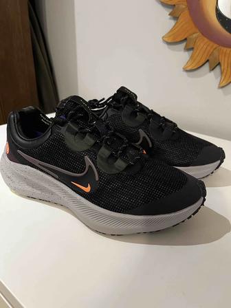 Продам женские кроссовки Nike Winflo 8 Shield