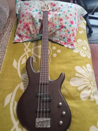 Продам бас гитару