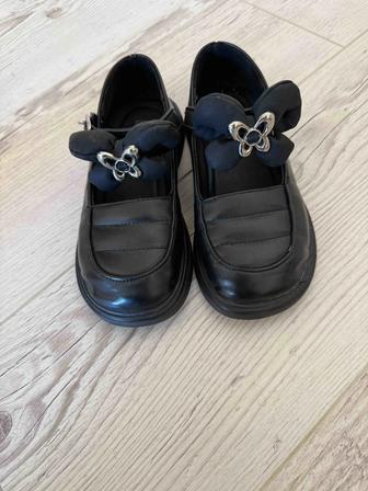 Продам школьные черные туфли 32
