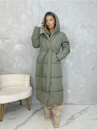 Длинный темно-зеленый пуховик, почти новый