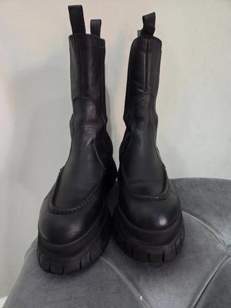 Продаю стильные женские ботинки!
Размер 37
Цвет черный
Надевала всего 45
