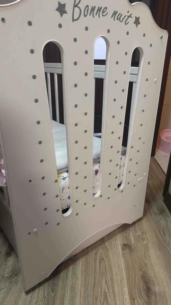 Продам кроватку с маятником