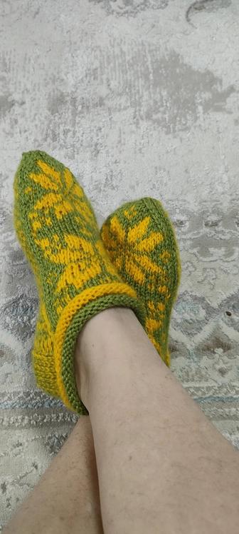 Вязаные тапочки -следики