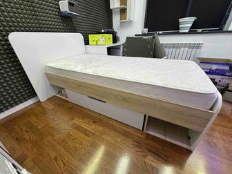 Продам кровать с матрасом.Срочно.