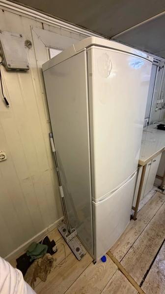 Компактный холодильник с морозильной камерой